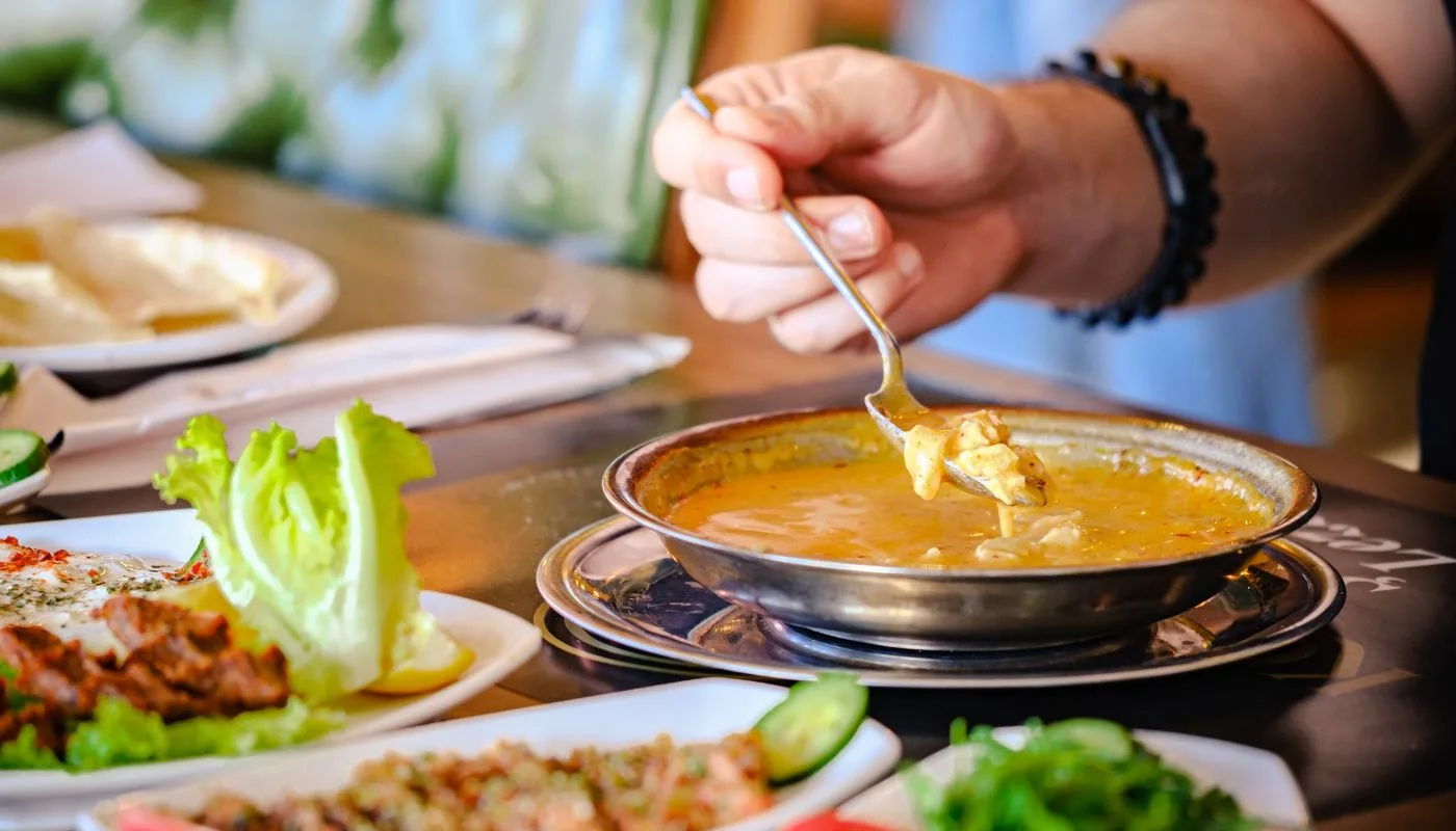Iskembe Corbasi, tyrkisk komave suppe, velbekomme 3 Suppe som en tyrkisk lokal