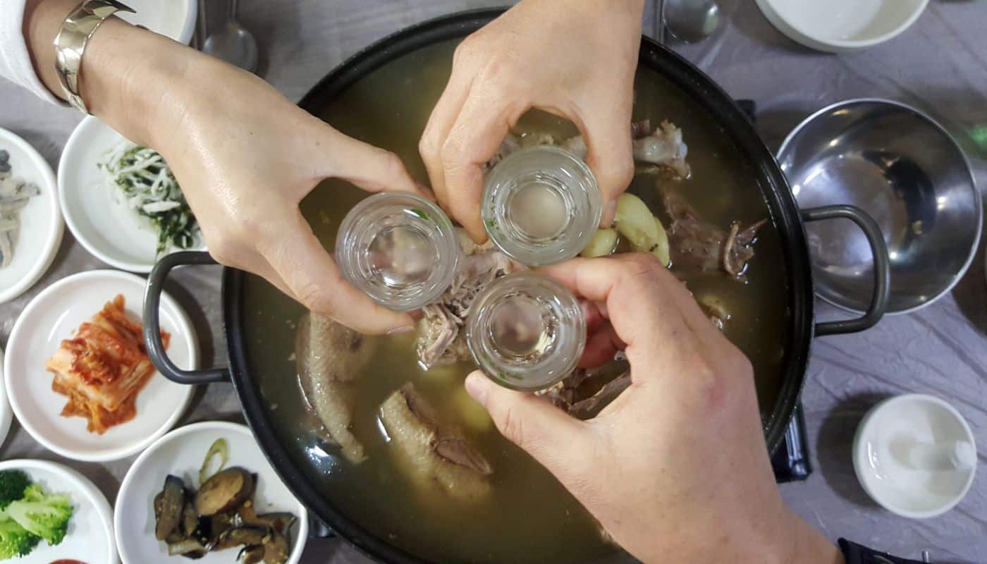 Soju er næsten altid til stede under traditionelle helligdage, sociale sammenkomster, måltider og nætter ude med venner