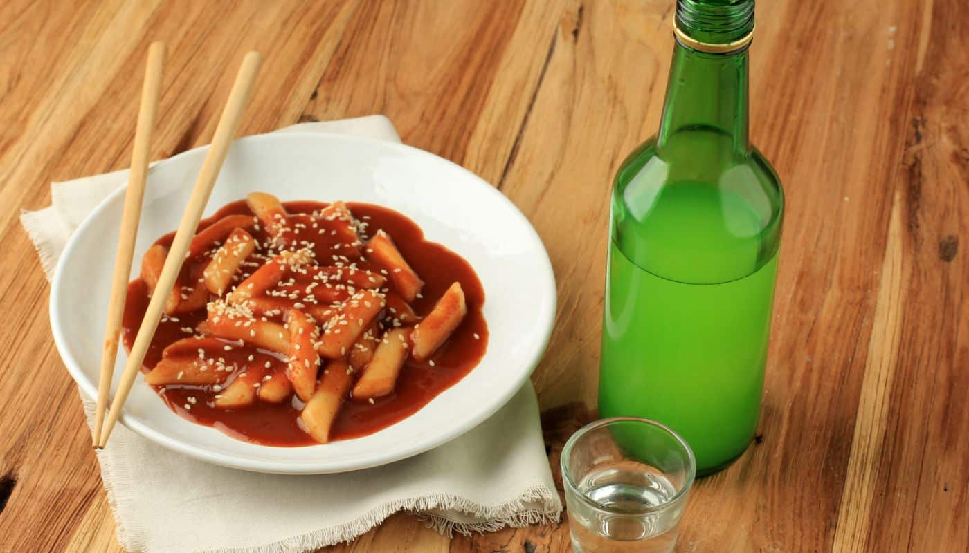 Soju fra Korea - Traditionel Tteokbokki og Baekseju