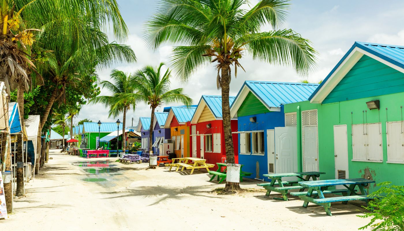 Farverige huse ved stranden, Barbados