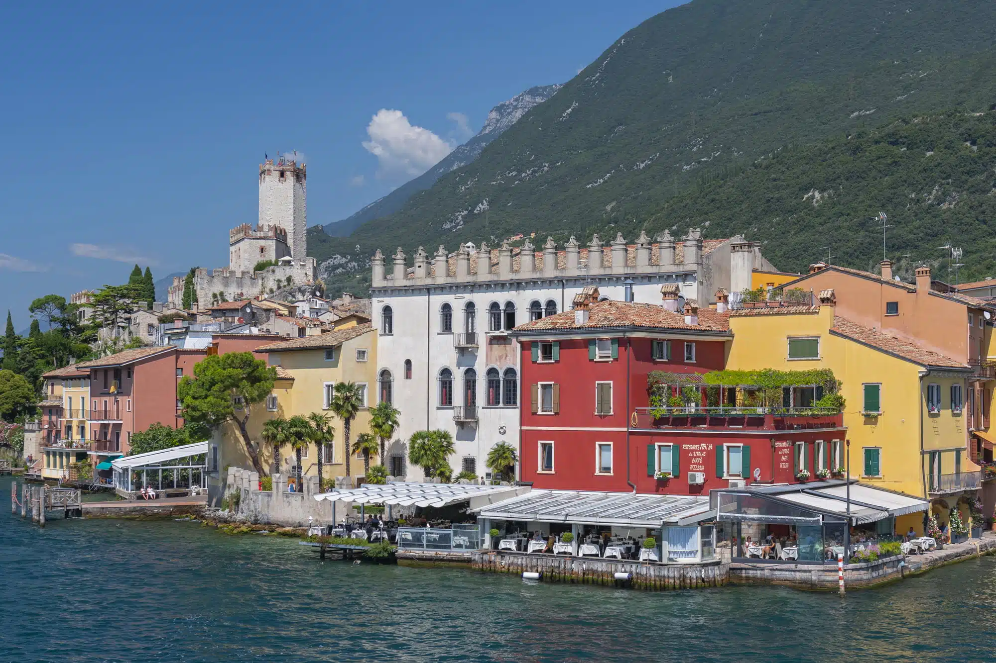 Hele vejen rundt om Gardasøen 3 View from Lake Garda on Malcesine with Scaliger castle, Malcesine, Lombardy, Italy.