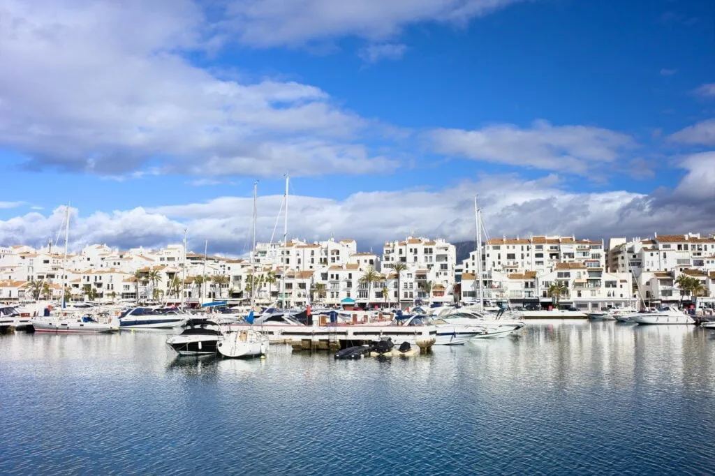 Spanien er et af verdens 25 mest besøgte rejselande. Puerto Banus Marina på Costa del Sol, Sydspanien