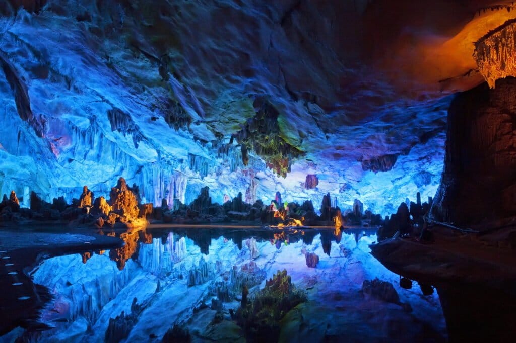 Grotter og huler i hele verden. Dyb grotte med fascinerende lysspil