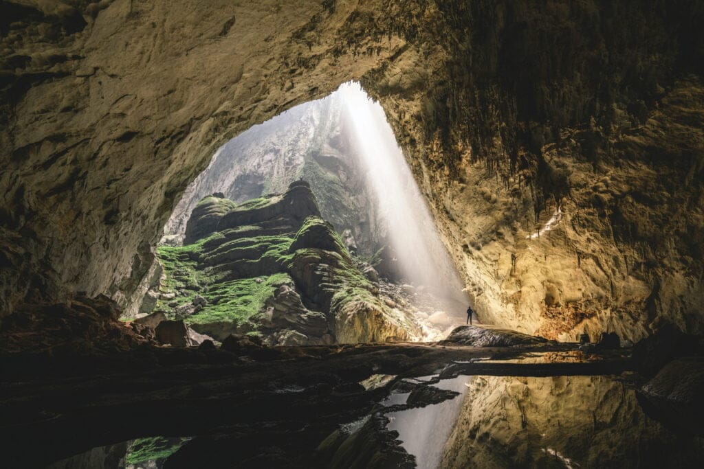 Son Doong Cave verdens største grotte, her indgange med 200 meter til loftet