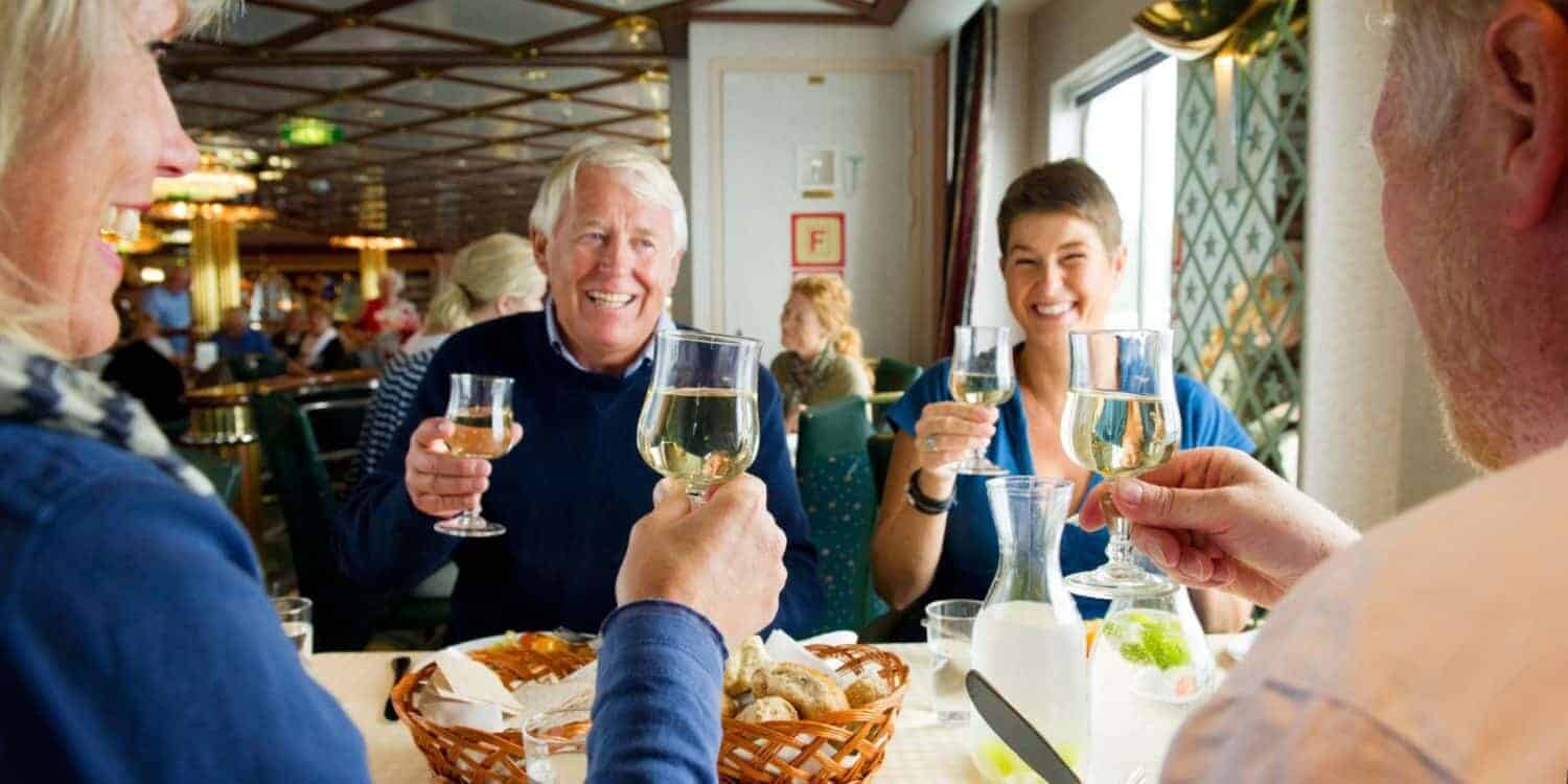 Muslinger, krabber og rensdyr menu til søs på M/S Lofoten langs Norges kyst