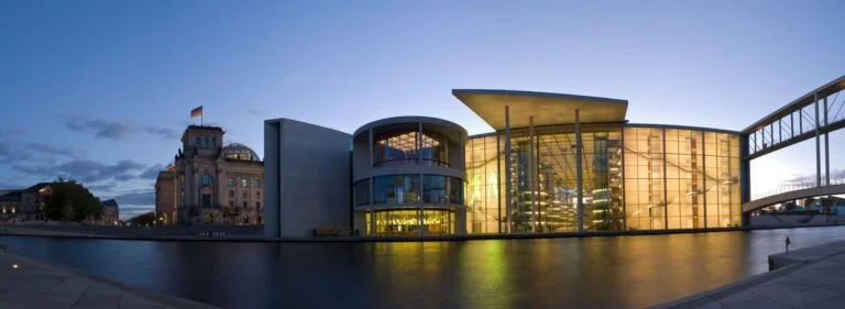 Rigsdagen i Berlin, det gamle og moderne Tyskland på engang 15 Rigsdagen i Berlin, det gamle og moderne Tyskland på engang