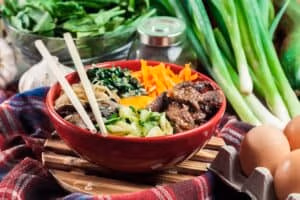 Mad fra Korea. Det koreanske køkken Bibimbap-rice-with-beef-and-vegetables.-Traditional-Korean-dish.