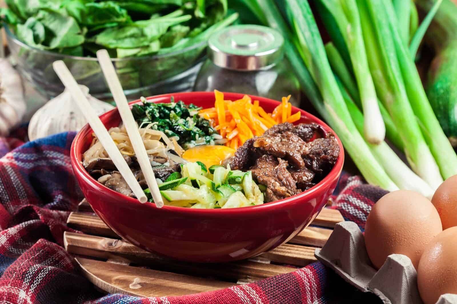 Mad fra Korea. Det koreanske køkken Bibimbap-rice-with-beef-and-vegetables.-Traditional-Korean-dish.