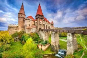 Rejser til Transsylvanien. Corvin Castle med indbydende træbro. Hunedoara, Transylvania, Romania, Europe.