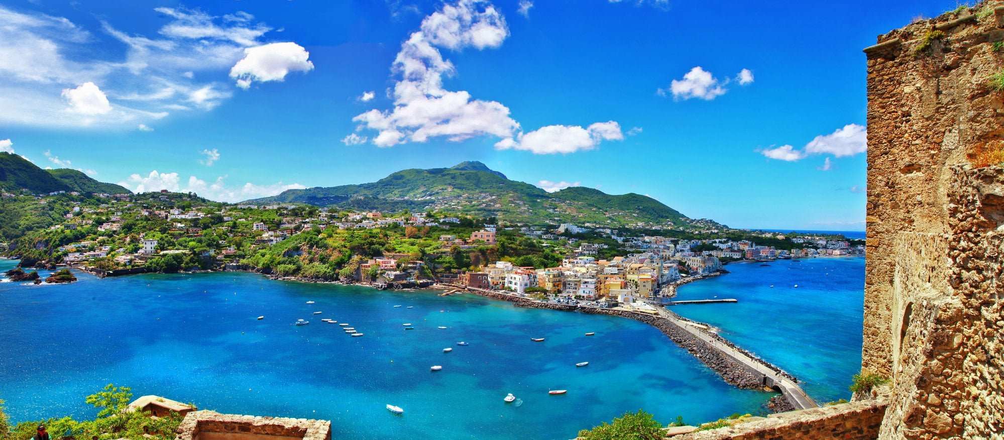 Ischia, den berømte vulkanø 30 km fra Napoli