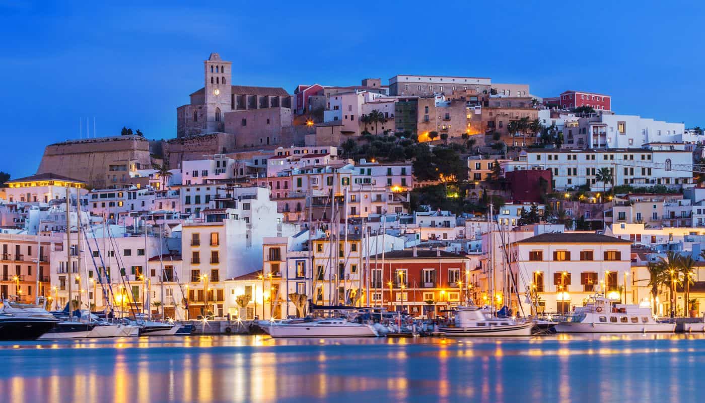 Ibiza: Et Sted med Sol, Hav og Fest
