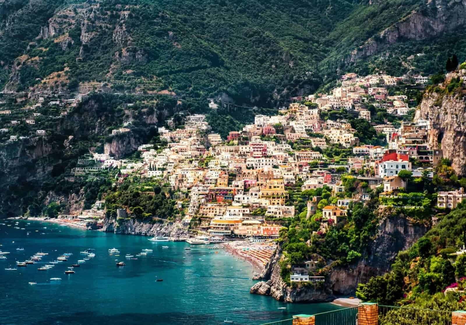 Positano på Amalfikysten — dramatisk klippekyst med pastelfarvede huse styrtende ned mod havet