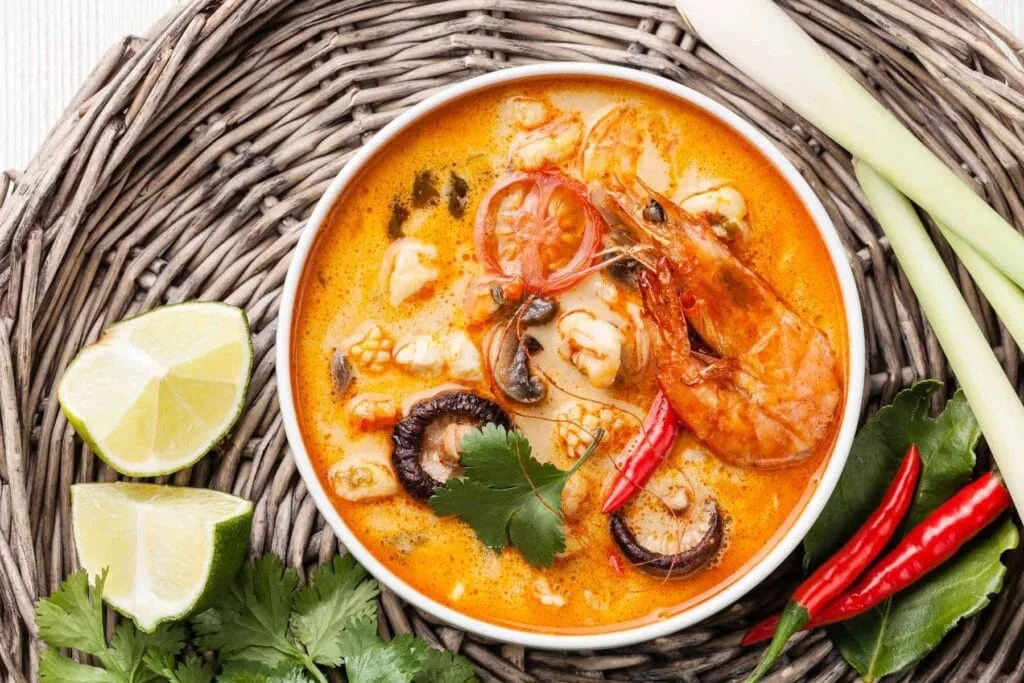 Thai mad. Spicy Thai soup Tom Yam med kokosmælk, Chili peber og kæmpe rejer