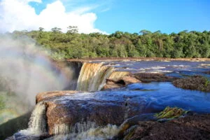 Den smukke Kaieteur falder i Amazonas jungle på en klar solskinsdag på baggrund af blå himmel med skyer, Guyana