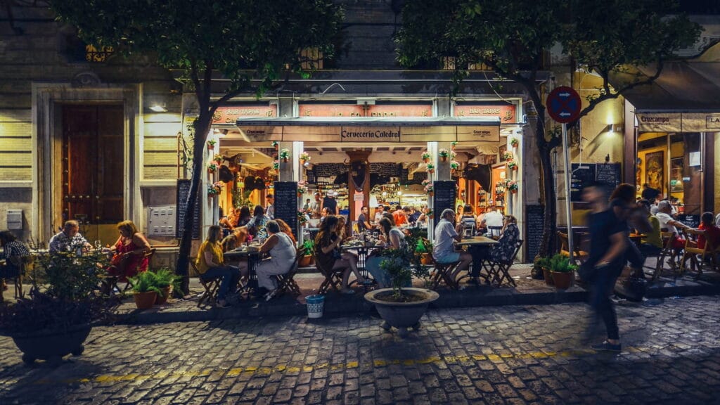 Travl-bar-og-restaurant-paa-Calle-Mateos-Gago-servicerer-spansk-stil-tapas-til-lokale-og-turister-langt-ind-i-de-sene-timer-i-det-historiske-centrum-af-Sevilla