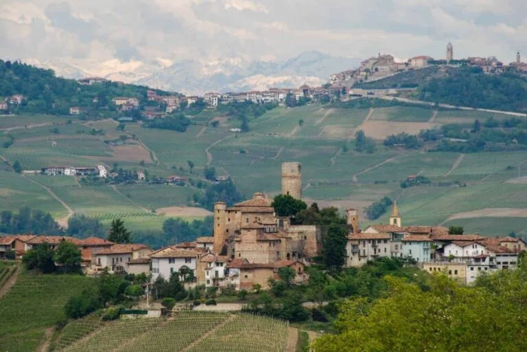"Piemonte" er en af Italiens smukke regioner og betyder "ved foden af bjergene" 17 Piemonte: Langhe hills with castle of Castiglion Falletto