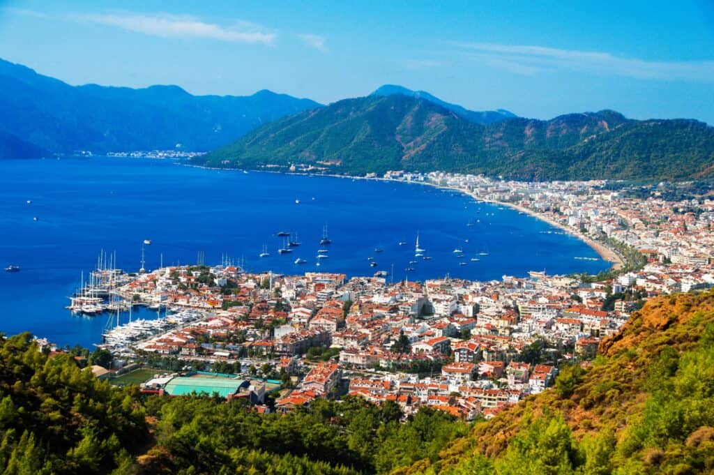 Sejlferie i Tyrkiet. Marmaris havn på den tyrkiske Riviera.