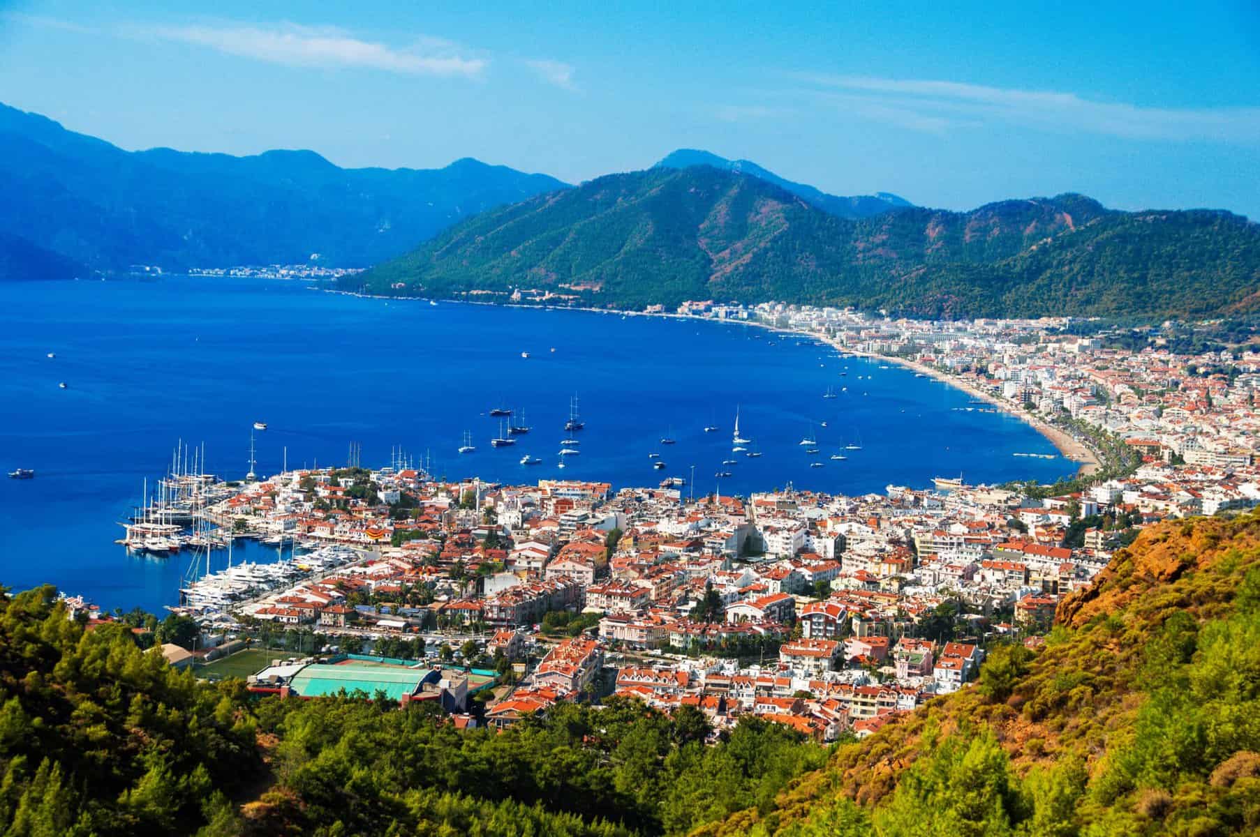 Havnen i Marmaris, en af Tyrkiets smukkeste badebyer, med lystbåde og bjergene bag byen