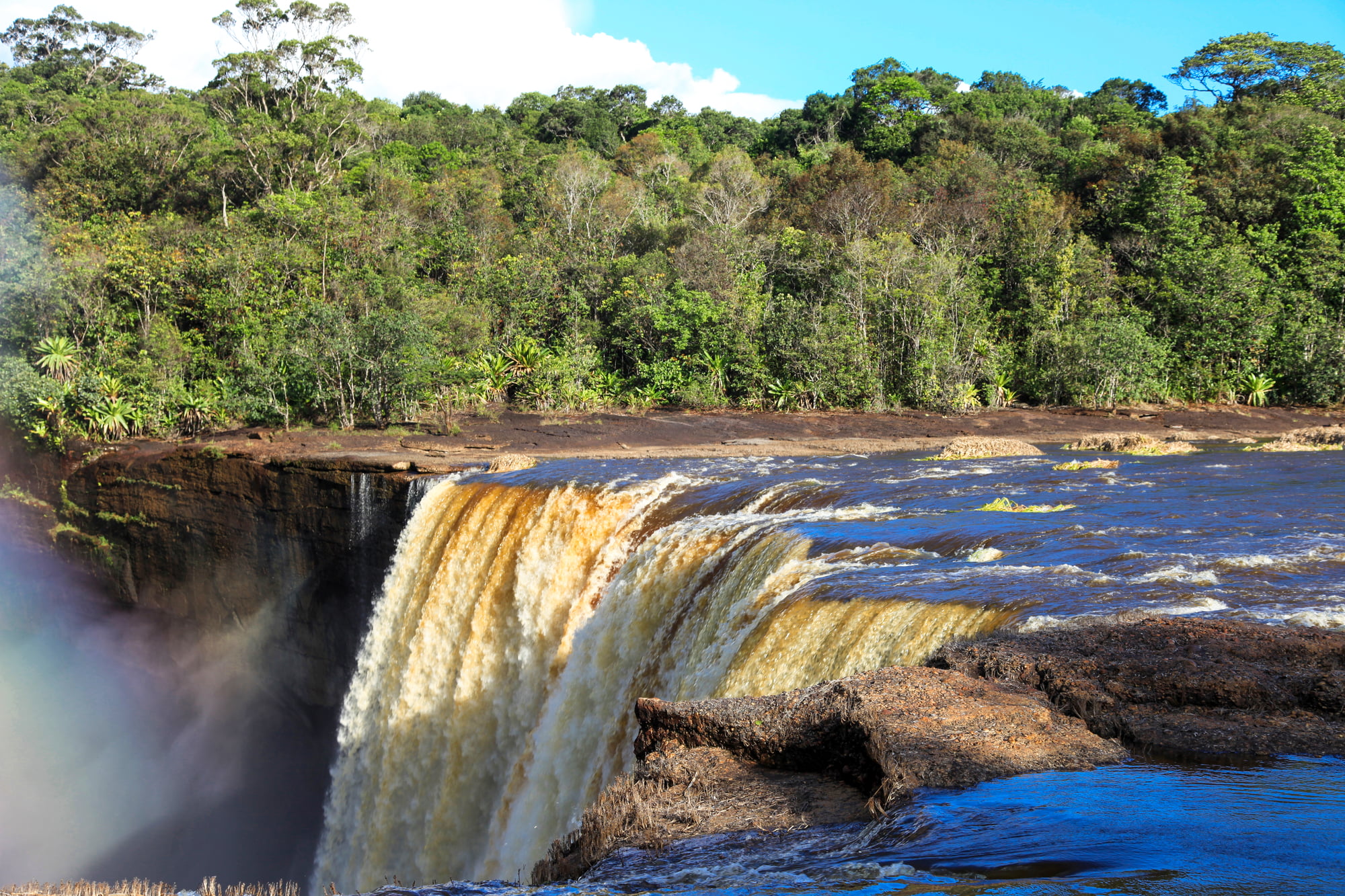 Guyana byder på en rig blanding af naturlig skønhed, kulturarv og eventyr, hvilket gør det til en unik destination for rejsende, der ønsker at udforske uden for den slagne vej.