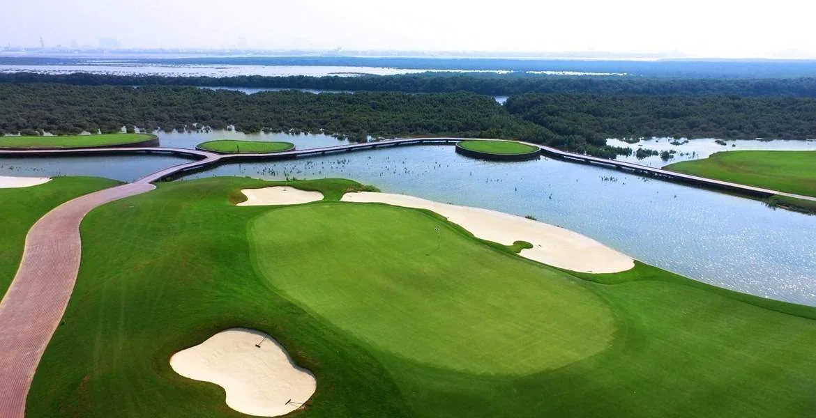 Golf i Ajman kan nemt kombineres med golfturen til Dubai