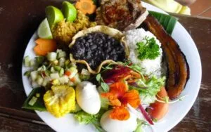 Costa Rica mad- her spiser man casado!