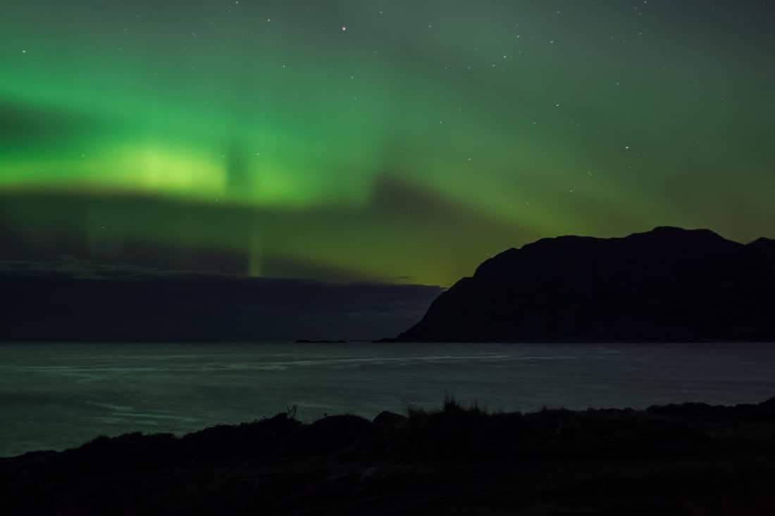 Det fantastiske nordlys og den rå natur nord for polarcirklen