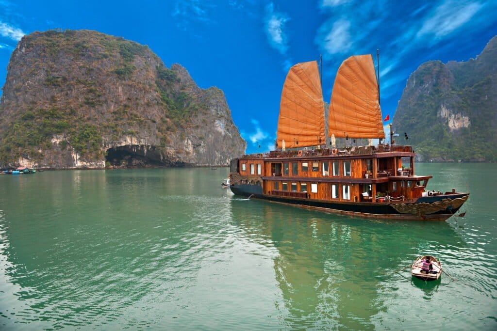 Kalkstensklipper og turbåd i Ha Long-bugten i Nordvietnam