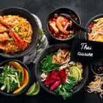 Thailandsk mad. Berømte retter på bordet på en mørk baggrund. Øverste udsigt. Thai restaurant koncept. Panorama
