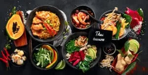 Thailandsk mad. Berømte retter på bordet på en mørk baggrund. Øverste udsigt. Thai restaurant koncept. Panorama