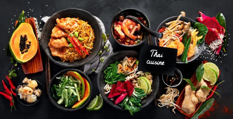 Thai mad. Berømte retter på bordet på en mørk baggrund. Øverste udsigt. Thai restaurant koncept. Panorama
