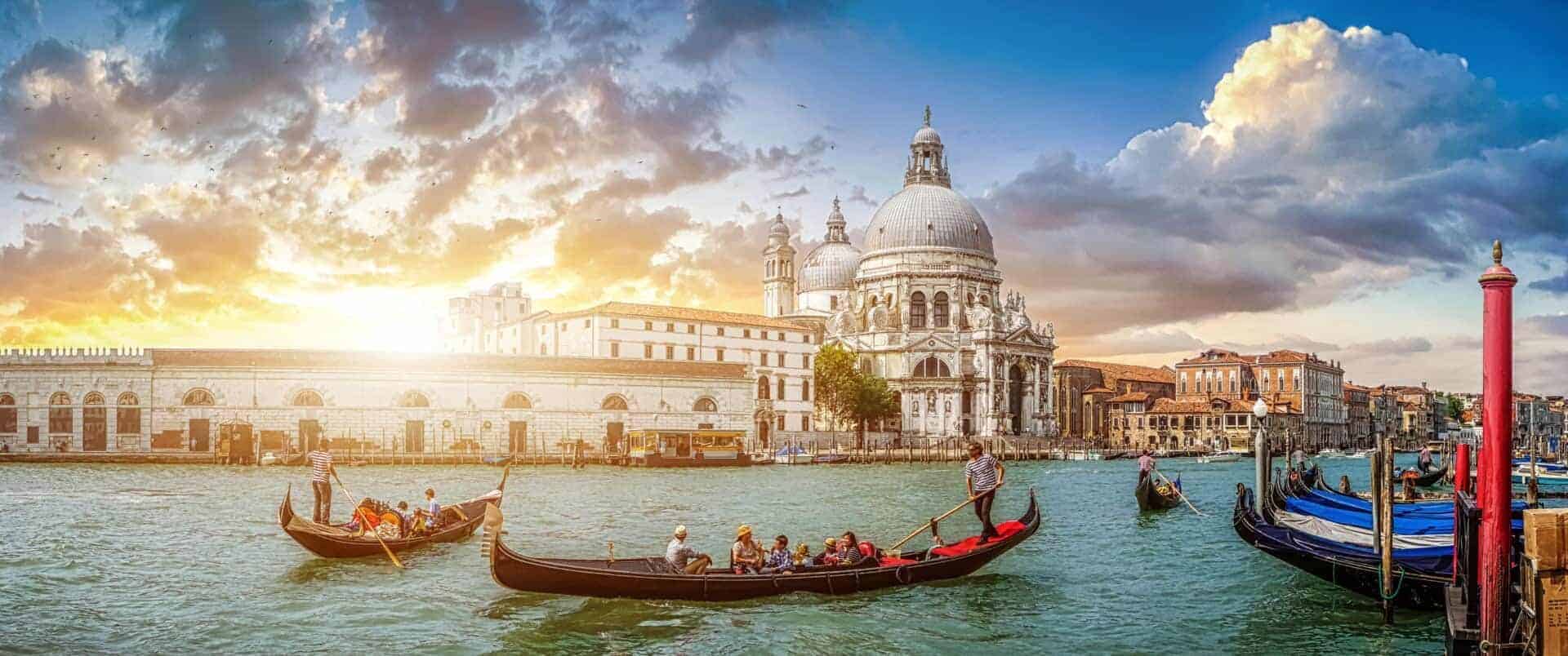 Venedigs Grande Canal med gondoler og historiske bygninger