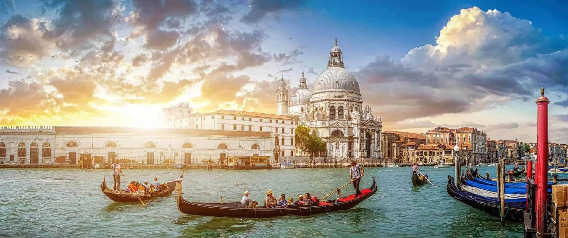 Venedigs Grande Canal med gondoler og historiske bygninger