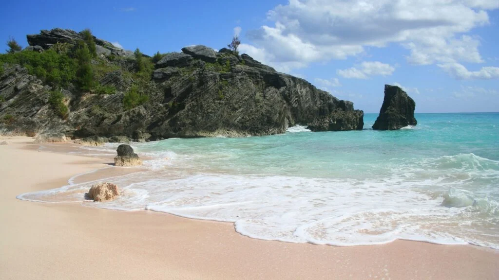 En rejseguide til Bermuda, der er en lille øgruppe beliggende i det nordlige Atlanterhav, cirka 1.000 km øst for kysten af North Carolina, USA