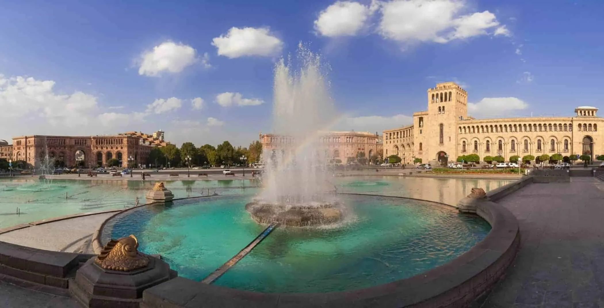 Fontænen på en central plads i byen Jerevan i Armenien