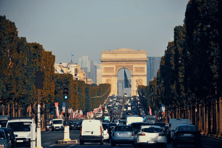 Champs-Élysées og Triumfbuen i Paris 15 Champs-Élysées er mere end blot en gade; det er et oplevelsesområde fyldt med aktiviteter og seværdigheder