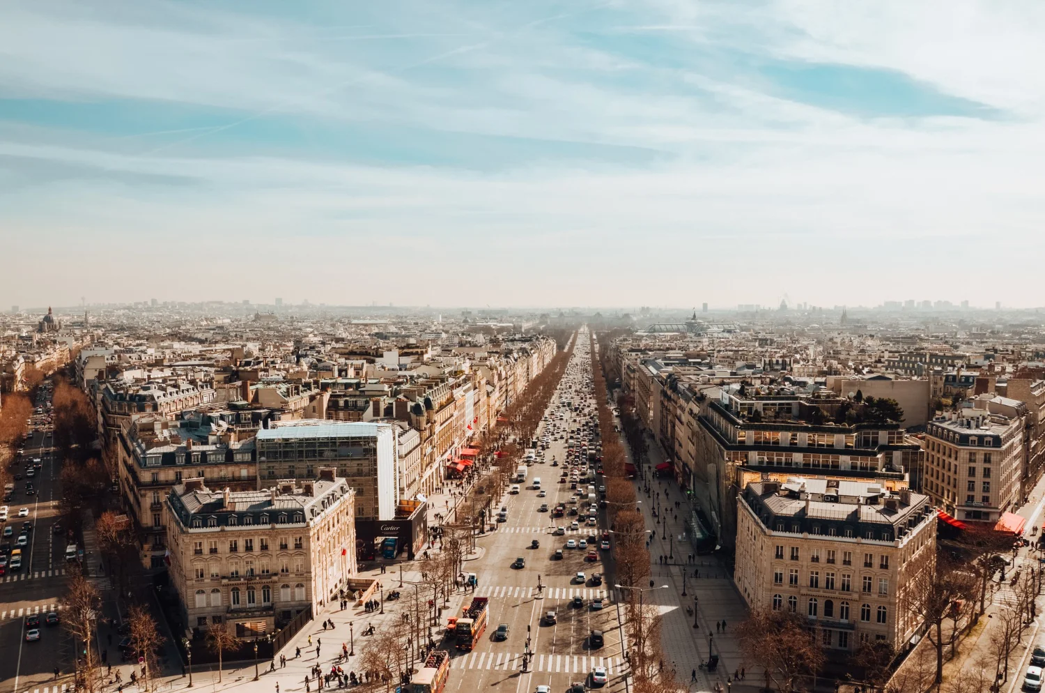 I dag er Champs-Élysées og Triumfbuen to af de mest besøgte seværdigheder i Paris.