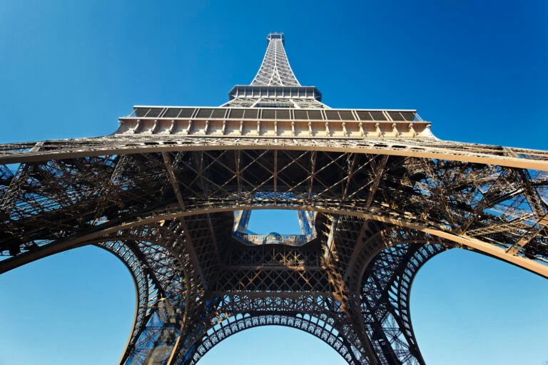 Eiffeltårnet i Paris 11 Eiffeltårnet er uden tvivl det mest ikoniske symbol på Paris og en af verdens mest kendte strukturer.