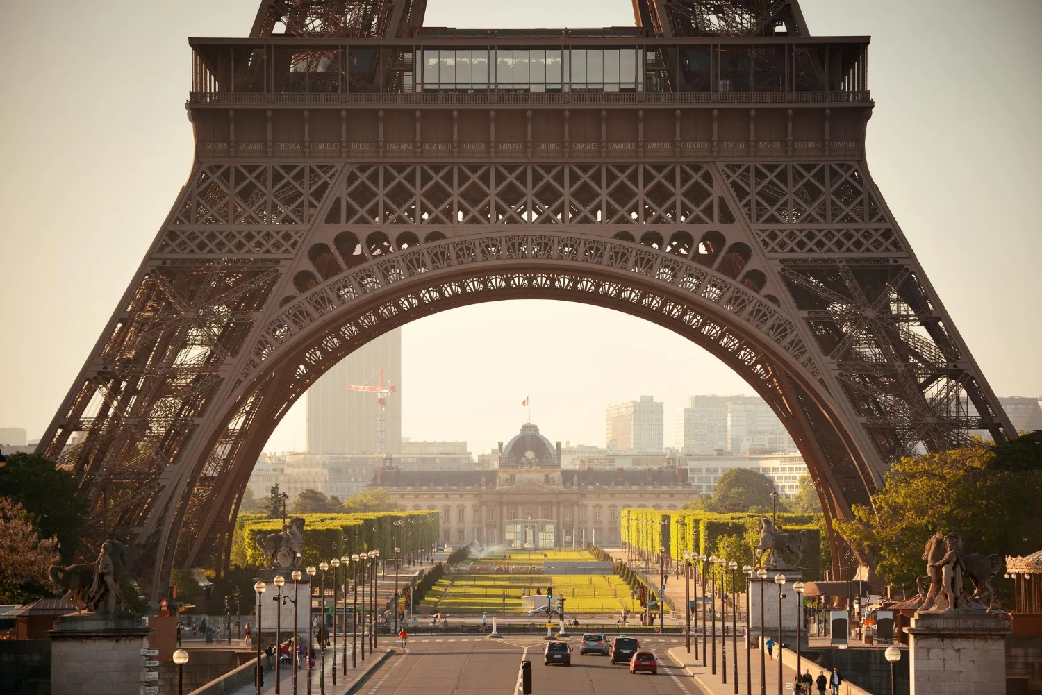 Eiffeltårnet er uden tvivl det mest ikoniske symbol på Paris. Top 10 seværdigheder i Paris