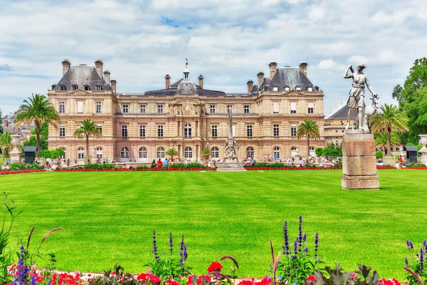 Luxembourg-haverne er i dag en af de mest populære offentlige parker i Paris og et yndet sted for både lokale og turister.