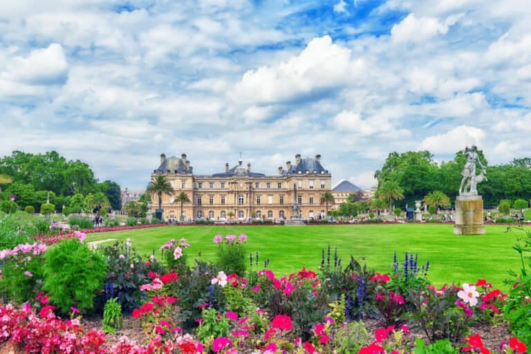 Luxembourg-haverne i Paris 1 Haverne er dejlige at besøge på alle tidspunkter af dagen, men tidligt om morgenen eller senere på eftermiddagen er det mest fredfyldt.