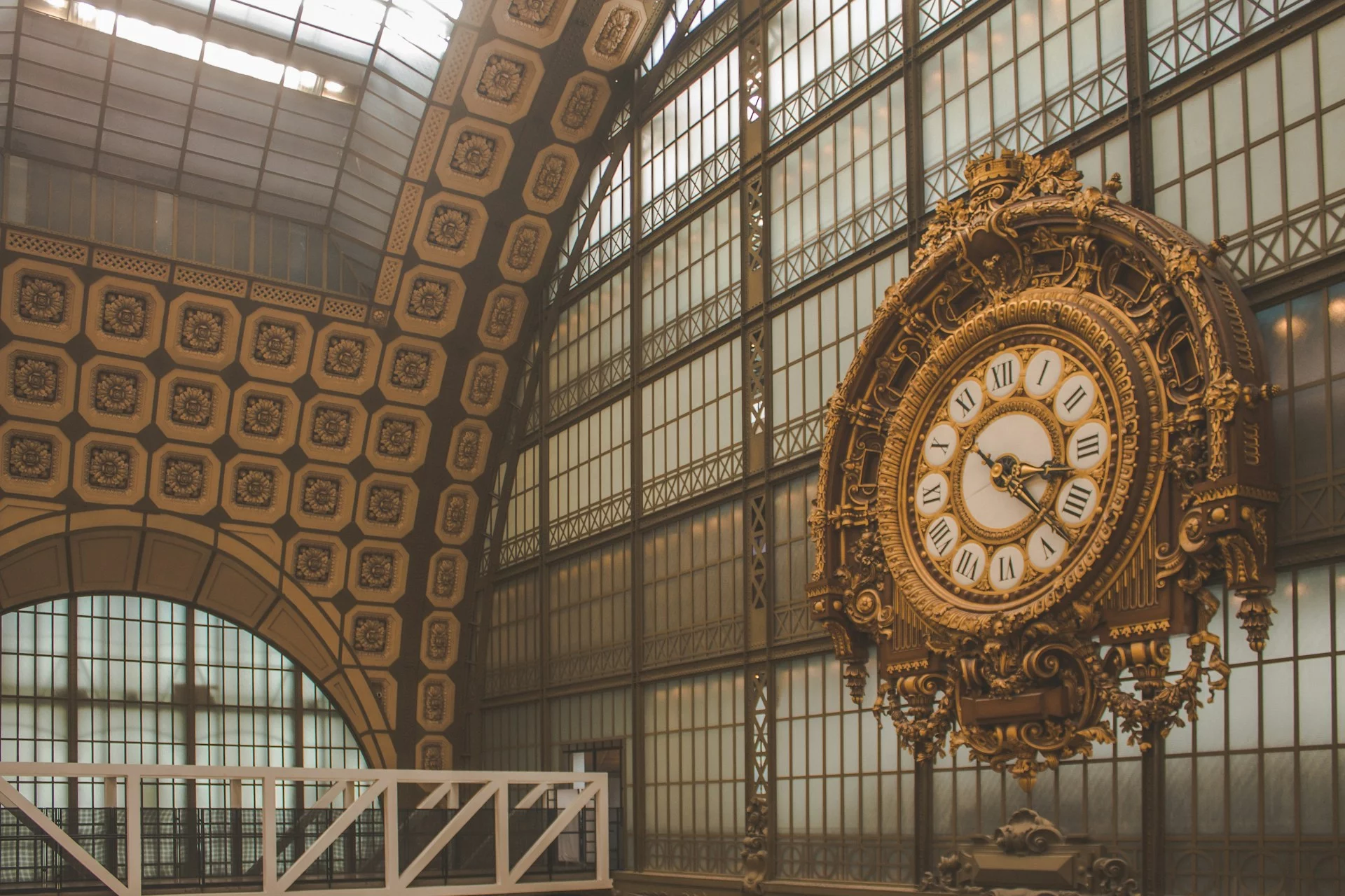 Det indre af Paris' Musée d'Orsay har et stort, udsmykket ur med romertal sat i en storslået, buet glas- og metalvæg. Museets design kombinerer kunstfærdigt elementer fra den tidligere banegård med indviklede arkitektoniske detaljer.