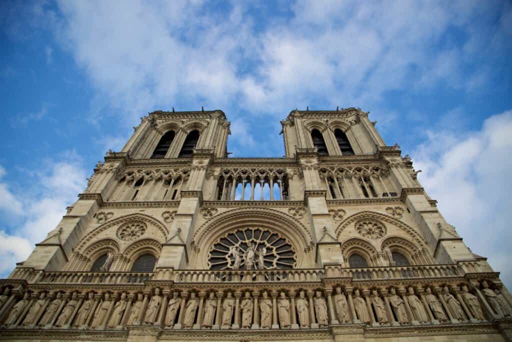 Notre Dame i Paris er en ikonisk gotisk katedral og en af byens mest kendte vartegn.