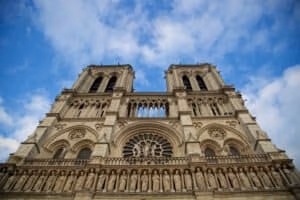 Notre Dame i Paris er en ikonisk gotisk katedral og en af byens mest kendte vartegn.
