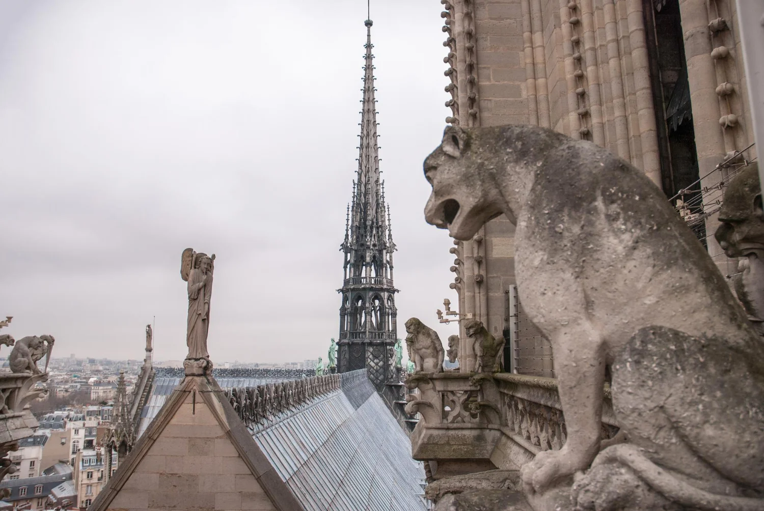 Notre-Dame er stadig et vigtigt symbol for Paris og hele verden, og restaureringen er en global indsats med støtte fra regeringer, organisationer og private donorer.