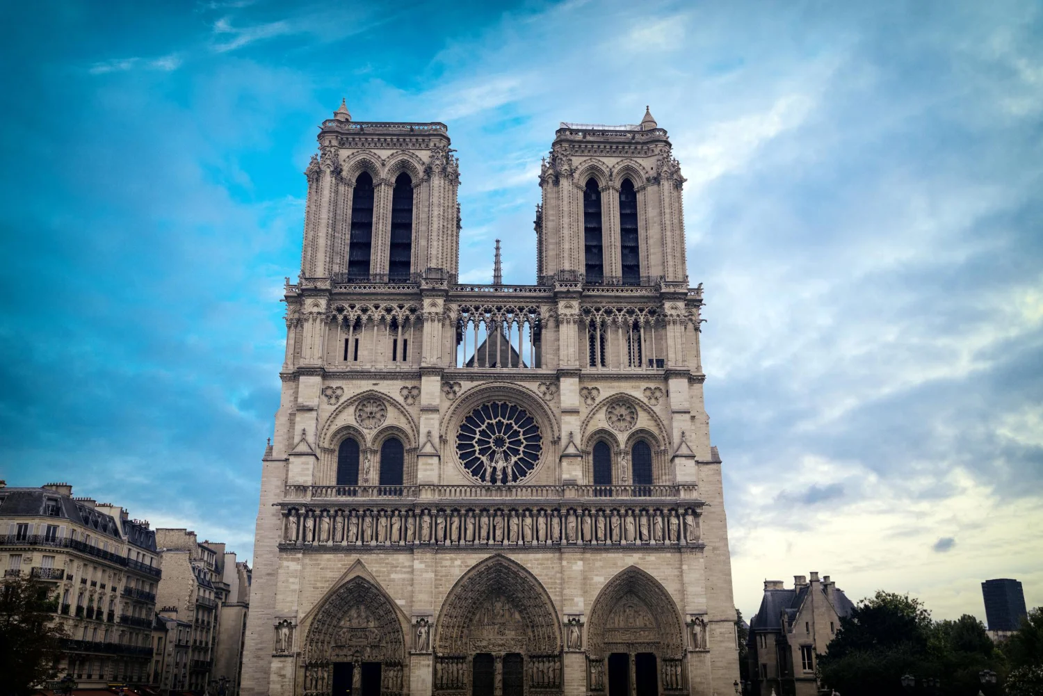 Notre-Dame Katedralen er en af de mest ikoniske bygninger i Paris og et fremragende eksempel på gotisk arkitektur.