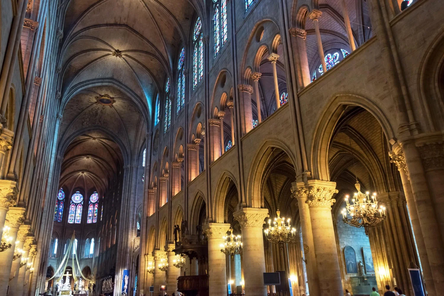 Et af de mest bemærkelsesværdige træk ved Notre-Dame er dens farverige rosevinduer, som er blandt de største og mest imponerende af deres slags