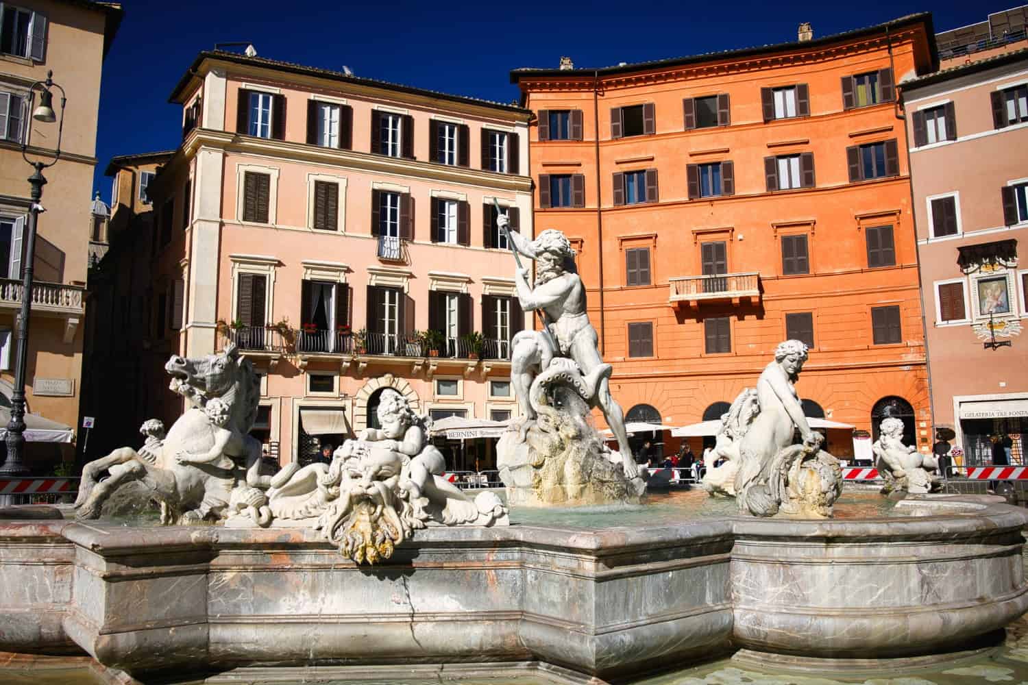 Piazza Navona er berømt for sine tre imponerende barokke springvand