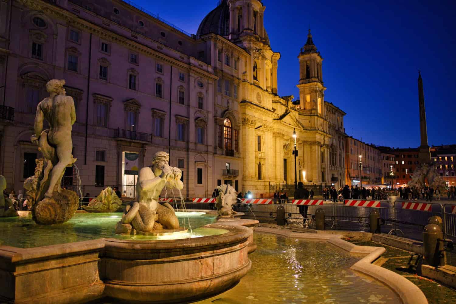 Piazza Navona ligger i det centrale Rom og er let tilgængelig til fods fra mange af byens andre seværdigheder