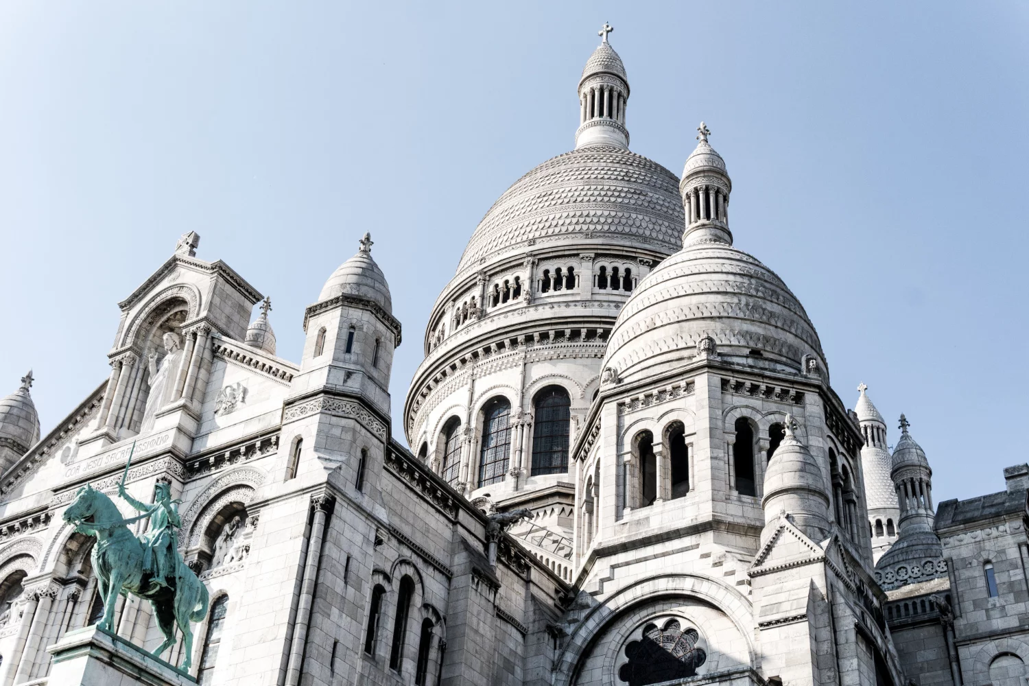 Sacré-Cœur, med sin ikoniske hvide kuppel, troner over Paris fra toppen af Montmartre-bakken