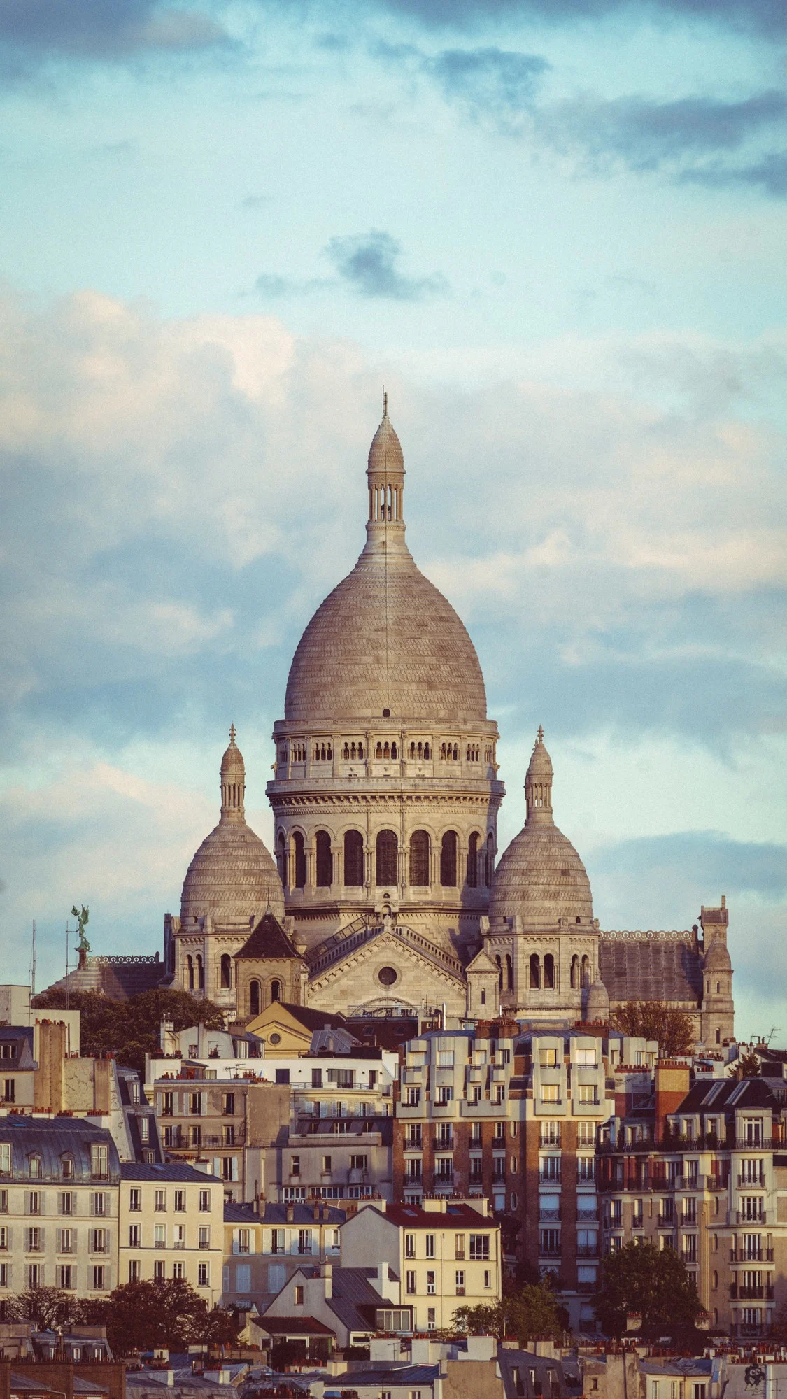 Montmartre-kvarteret, som omkranser basilikaen, er kendt for sin boheme-stemning, brostensbelagte gader og rige kunstneriske arv